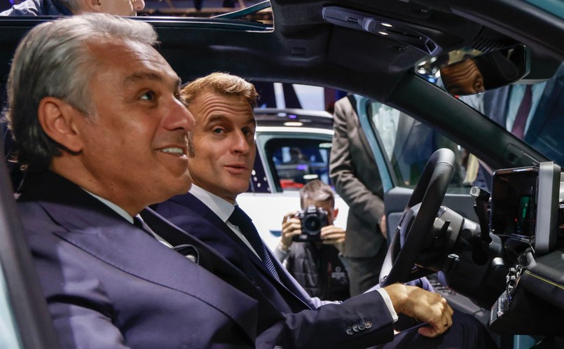 Prezydent Francji Emmanuel Macron i Luca de Meo, szef Grupy Renault