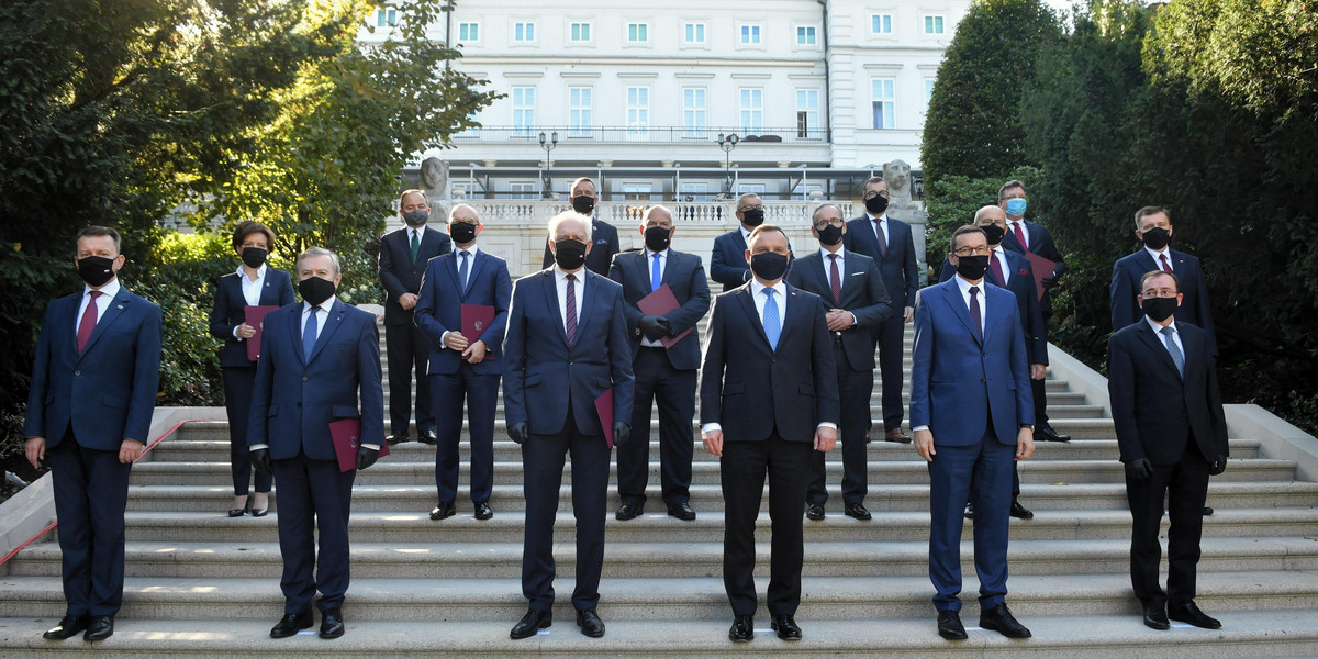 Zdjęcie pamiątkowe po uroczystości w ogrodach Pałacu Prezydenckiego w Warszawie, na której prezydent dokonał zmian w składzie Rady Ministrów