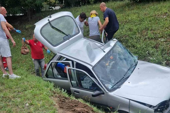 TEŠKA NESREĆA U SVILAJNCU Tri osobe povređene, jedan auto smrskan, drugi završio u kanalu: Na licu mesta hitna i vatrogasci (FOTO)