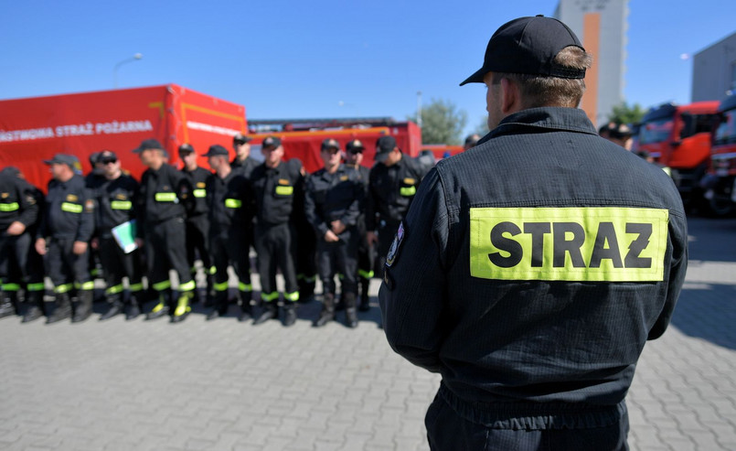 Wielkopolscy strażacy przed wyjazdem z jednostki na poznańskich Ratajach