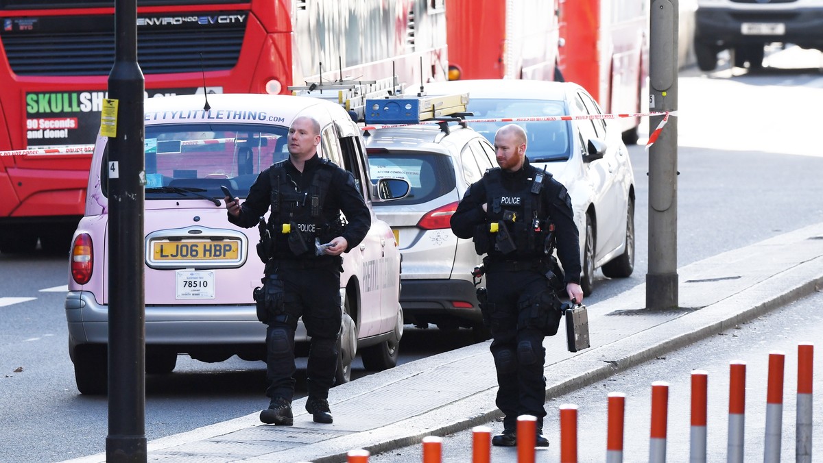 Brytyjskie partie polityczne spierają się o sprawę przedterminowego zwalniania z więzień osób skazanych za terroryzm. Jedną z takich osób był Usman Khan, który w piątek dokonał ataku terrorystycznego na Moście Londyńskim.