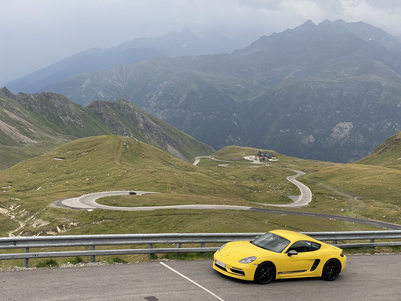 Porsche 718 Cayman T (982c) – podróż w Alpy