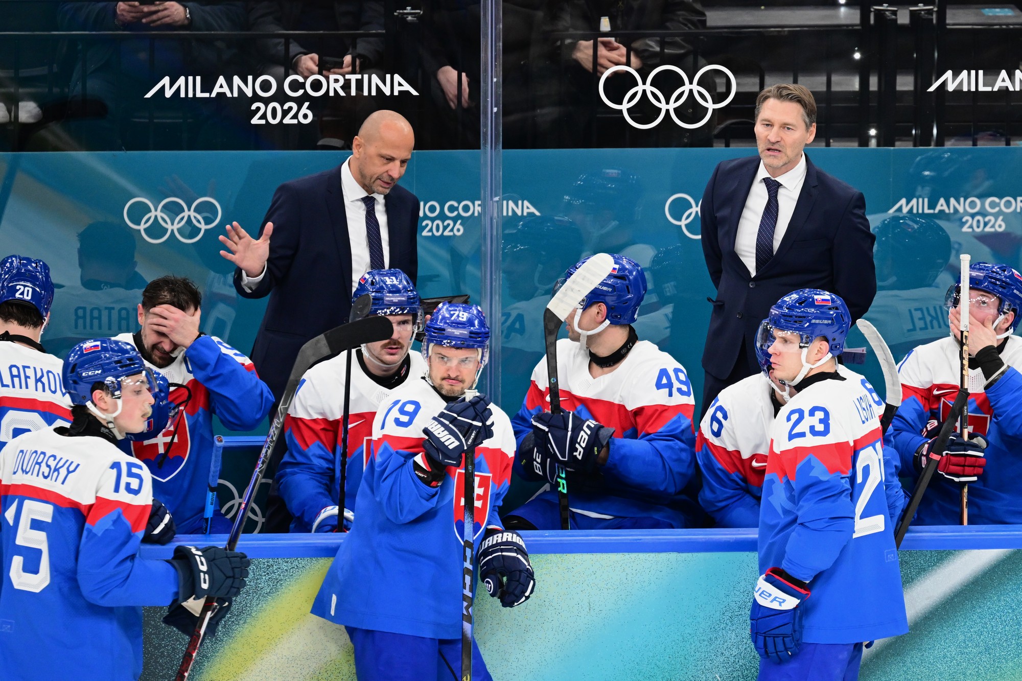 Slovenskí hokejisti zľava daliboir Dvorský, Juraj Slafkovský, kapitán Tomáš Tatar, Miloš Kelemen, Libor Hudáček, Samuel Takáč, Adam Liška (23) a hlavný tréner Vladimír Országh (v pozadí vpravo). 