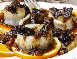 Jak zrobić śledzie korzenne z rodzynkami sułtańskimi [PRZEPIS]