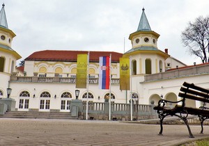 Projektovalo ga je i uređivalo nekoliko domaćih i ruskih arhitekata, a sudbinski je vezan za porodicu Karađorđević