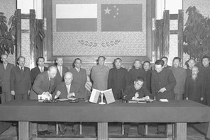 Premier Józef Cyrankiewicz oraz premier ChRL Zhou Enlai podpisują wspólne oświadczenie, 11 kwietnia 1957 r.