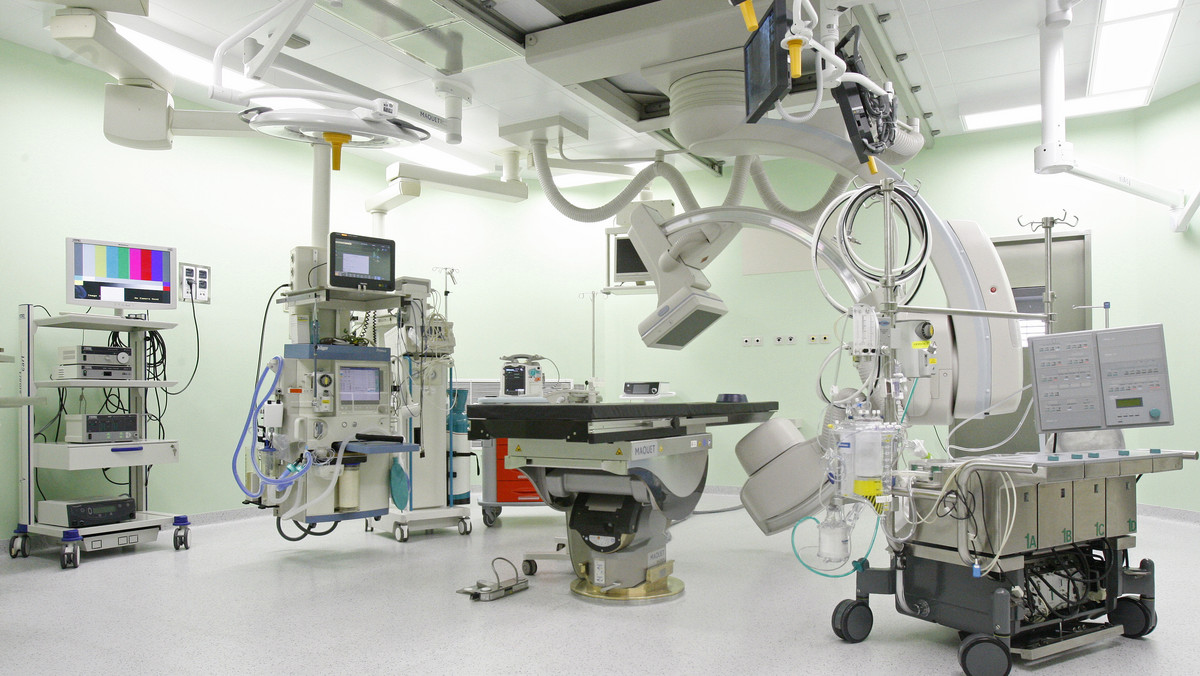 Między innymi natychmiastowa interwencja w razie powikłań w trakcie operacji na sercu, bez przewożenia pacjenta, będzie możliwa dzięki otwartej w Uniwersyteckim Szpitalu Klinicznym w Białymstoku hybrydowej sali operacyjnej.