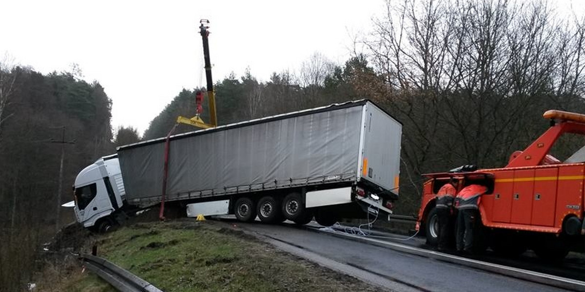 TIR wpadł do rowu pod Jastrowiem.