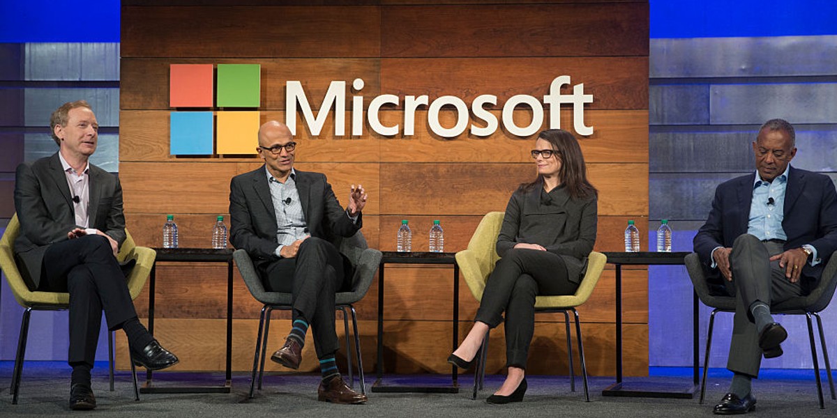 Drugi od lewej, CEO Microsoftu Satya Nadella