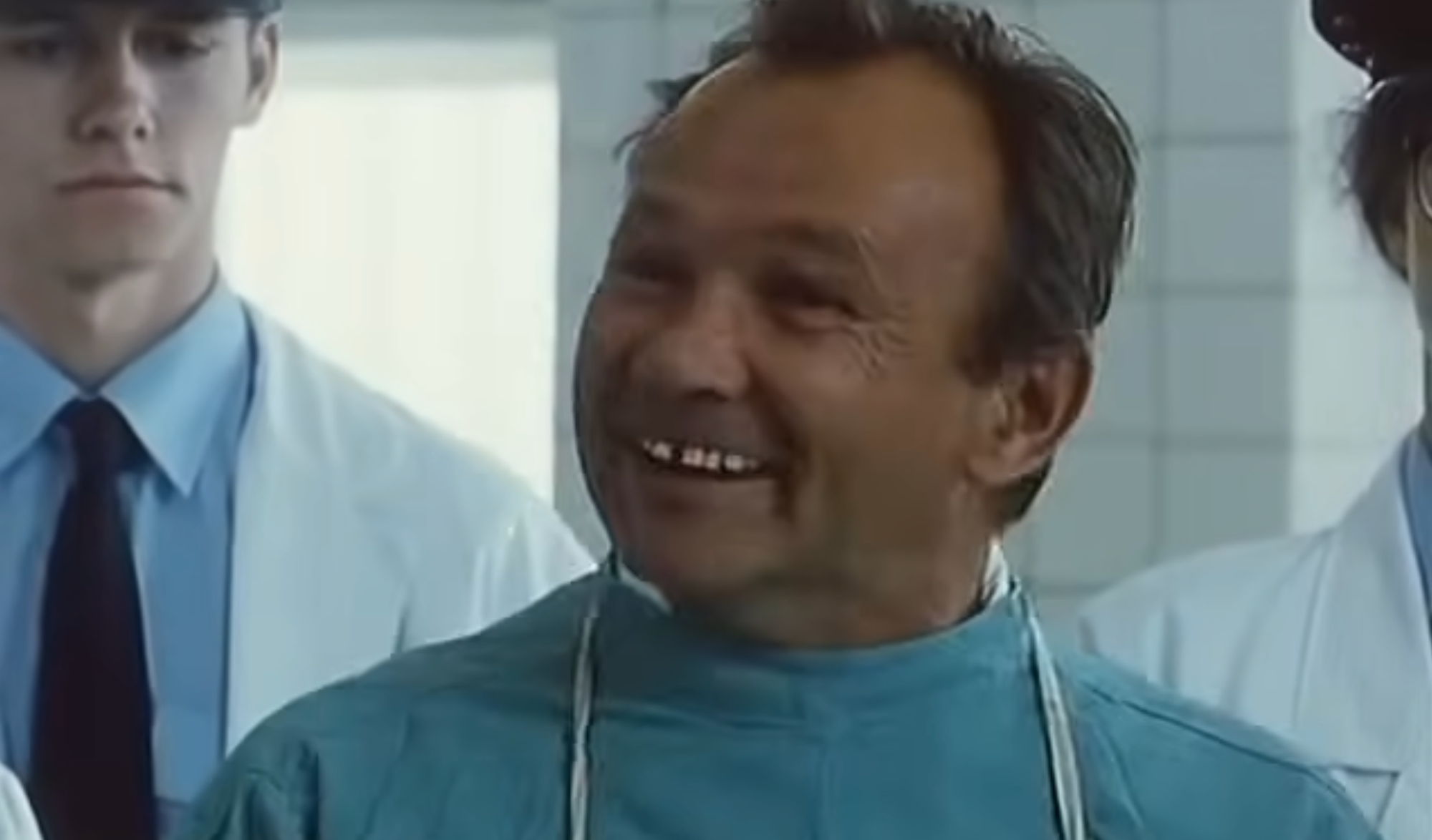 Český herec Rudolf Hrušínský mladší vo filme Byl jednou jeden polda ako patológ Slavíček.