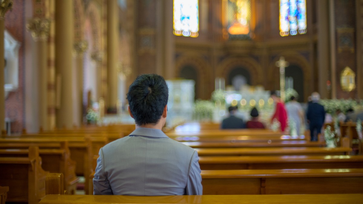 Wchodząc do kościoła, tak jak do świątyń każdej innej religii, powinniśmy się dostosować do panujących tam zwyczajów. Dotyczy to nie tylko osób wierzących, ale też wszystkich pozostałych. Jak poprawnie zachowywać się w kościele? Jest kilka reguł, o których każdy powinien pamiętać.