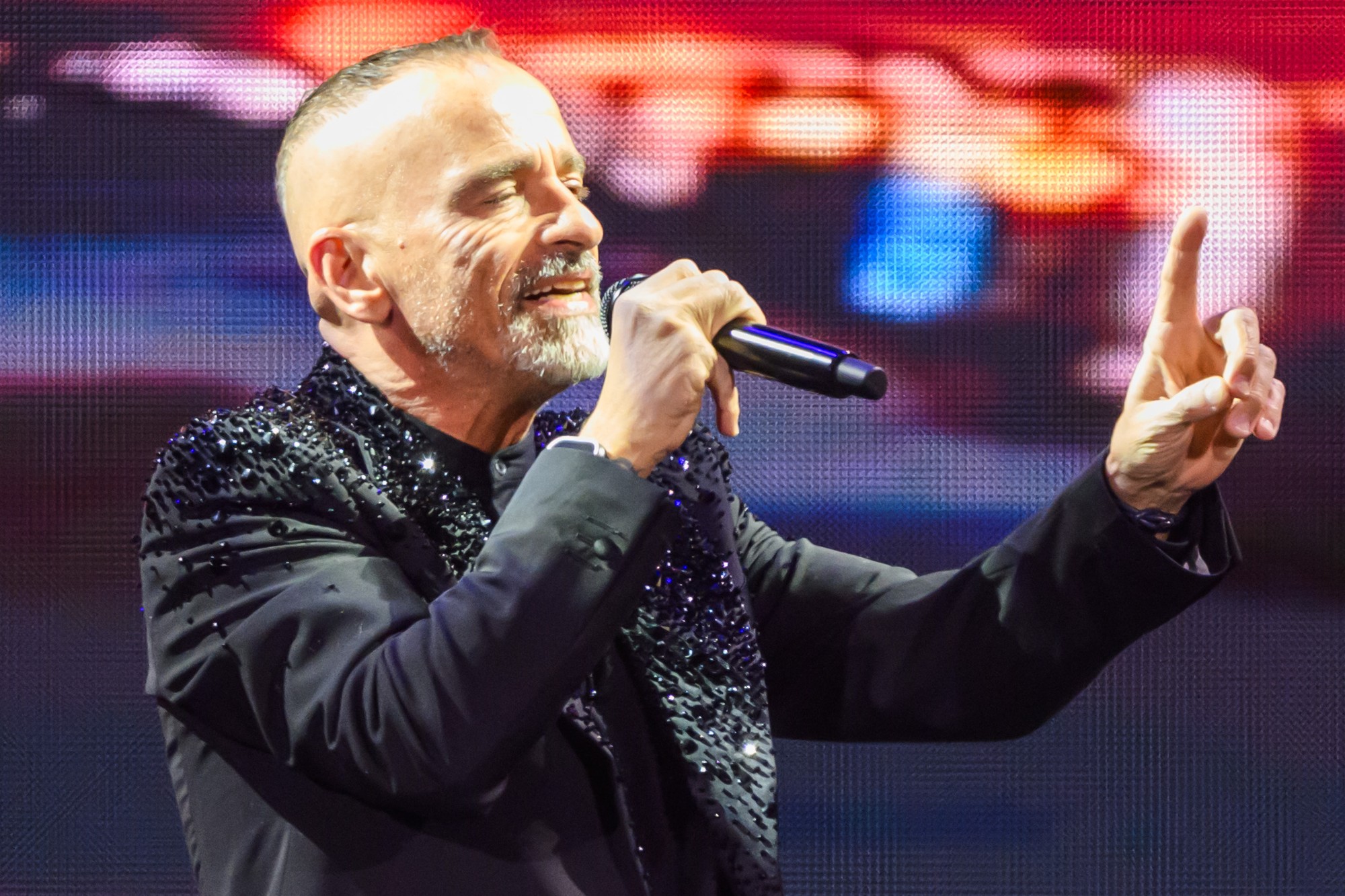 Taliansky spevák Eros Ramazzotti počas koncertu v Bratislave.