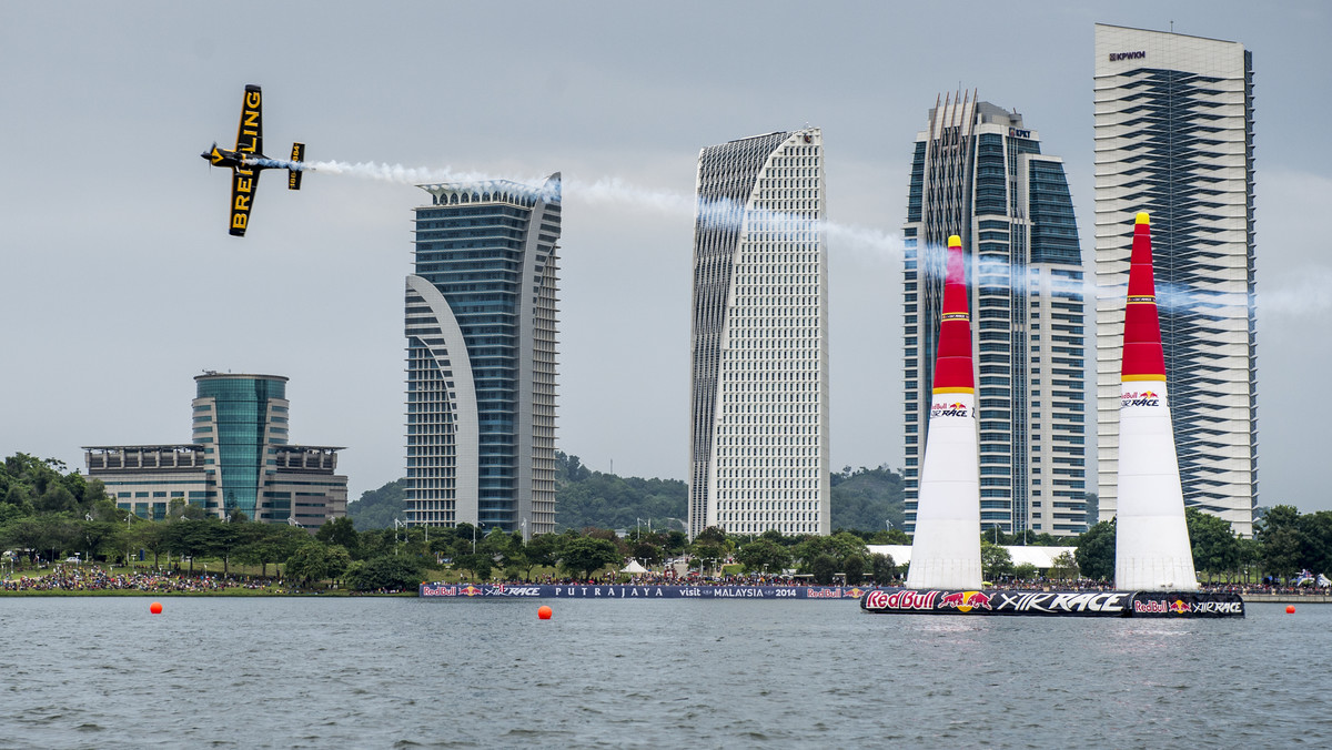 W niedzielę 18 maja o godzinie 10:00 czasu polskiego rozegrany został finał trzeciego przystanku tegorocznych mistrzostw świata Red Bull Air Race. Brytyjczyk Nigel Lamb wygrał z Hannesem Archem z Austrii zaciętą rywalizację, która miała miejsce w malezyjskim mieście Putrajaya. Tropikalny upał nie był sprzyjający dla  faworytów wyścigu, w tym dla mistrza świata Paula Bonhomme'a z Wielkiej Brytanii, czy Pete'a McLeoda z Kanady. Na uznanie zasłużył natomiast Matt Hall. Australijczyk był trzeci w pierwszym rozgrywanym w dalekiej Azji przystanku najszybszej serii wyścigowej świata.