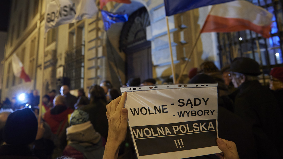 Sąd Rejonowy w Giżycku umorzył dziś postępowanie przeciwko trzem osobom, którym policjanci zarzucili umieszczenie na roletach biura PiS plakatów z politycznym przesłaniem. Stwierdził, że działały w ramach swoich obywatelskich praw.