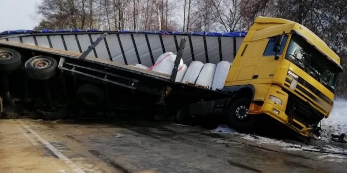 Tragiczny wypadek na Podkarpaciu. Osbowy hyundai uderzył w tira