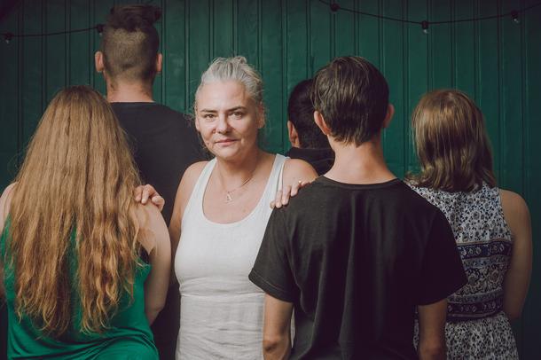 Agnieszka Sikora (w środku) z fundacji Po Drugie pomaga osobom między 18. a 25. rokiem życia dotkniętym kryzysem bezdomności. Warszawa, 22 września 2023 r