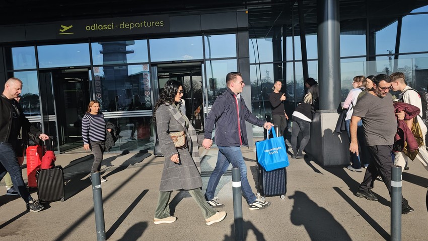 Tanja Savić sa dečkom na aerdromu "Nikola Tesla"