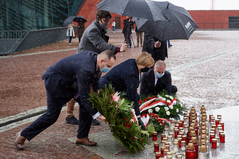 Dyrektor Muzeum II Wojny Światowej Karol Nawrocki, europosłanka Anna Fotyga i wojewoda pomorski Dariusz Drelich składają kwiaty przed pomnikiem rtm. Witolda Pileckiego przy Muzeum II Wojny Światowej w Gdańsku.