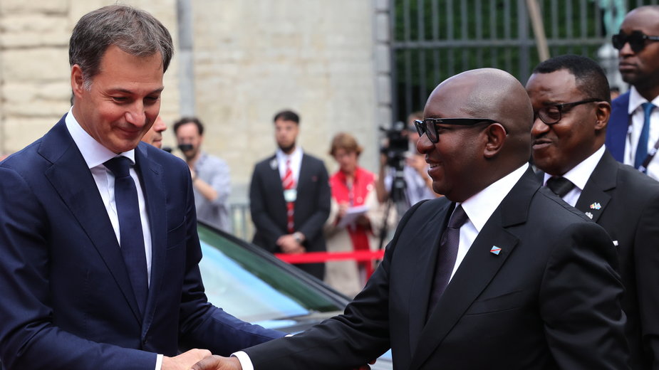 Premier Belgii, Alexander De Croo wita się z członkami rodziny Patrice'a Lumumby, pierwszego demokratycznie wybranego premiera Konga, zamordowanego w bestialski sposób. 