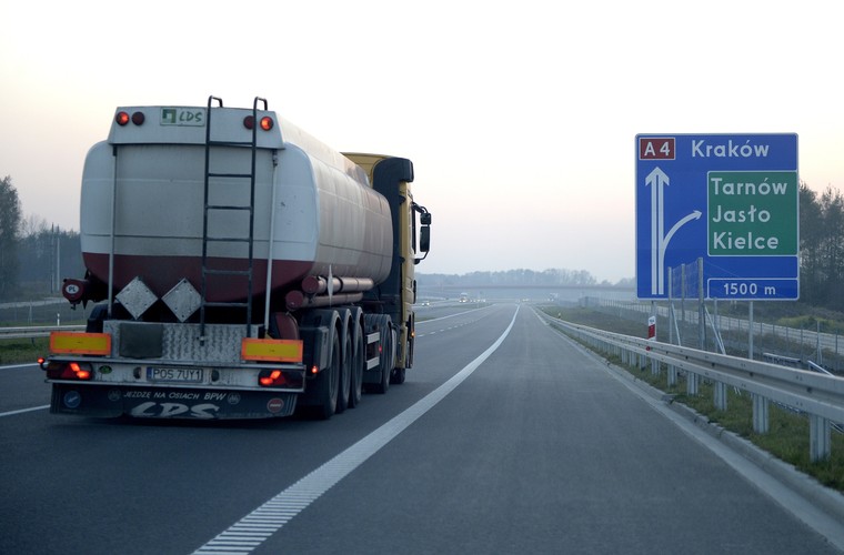 Między węzłami Dębica Zachód i Dębica Wschód, na ok. 2-kilometrowym odcinku, ruch będzie się odbywał po jednej jezdni. Jest to związane z kończącą się procedurą odbiorową lewej jezdni estakady nad Wisłoką. Utrudnienia zostaną usunięte w najbliższych dniach, podano również. Zdj. PAP/Darek Delmanowicz.