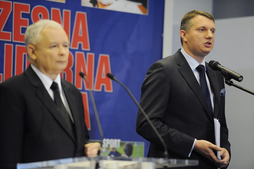 Prezes Prawa i Sprawiedliwości Jarosław Kaczyński (L) i ówczesny poseł PiS Przemysław Wipler (P) w 2012 r. 