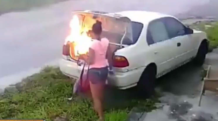 A bosszúszomjas nő elvétette a kocsit / Forrás: Youtube