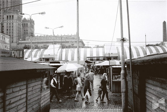 Bazar w latach 90. Źródło: Społeczne Archiwum Warszawy (www.tubylotustalo.pl/spoleczne-archiwum)
