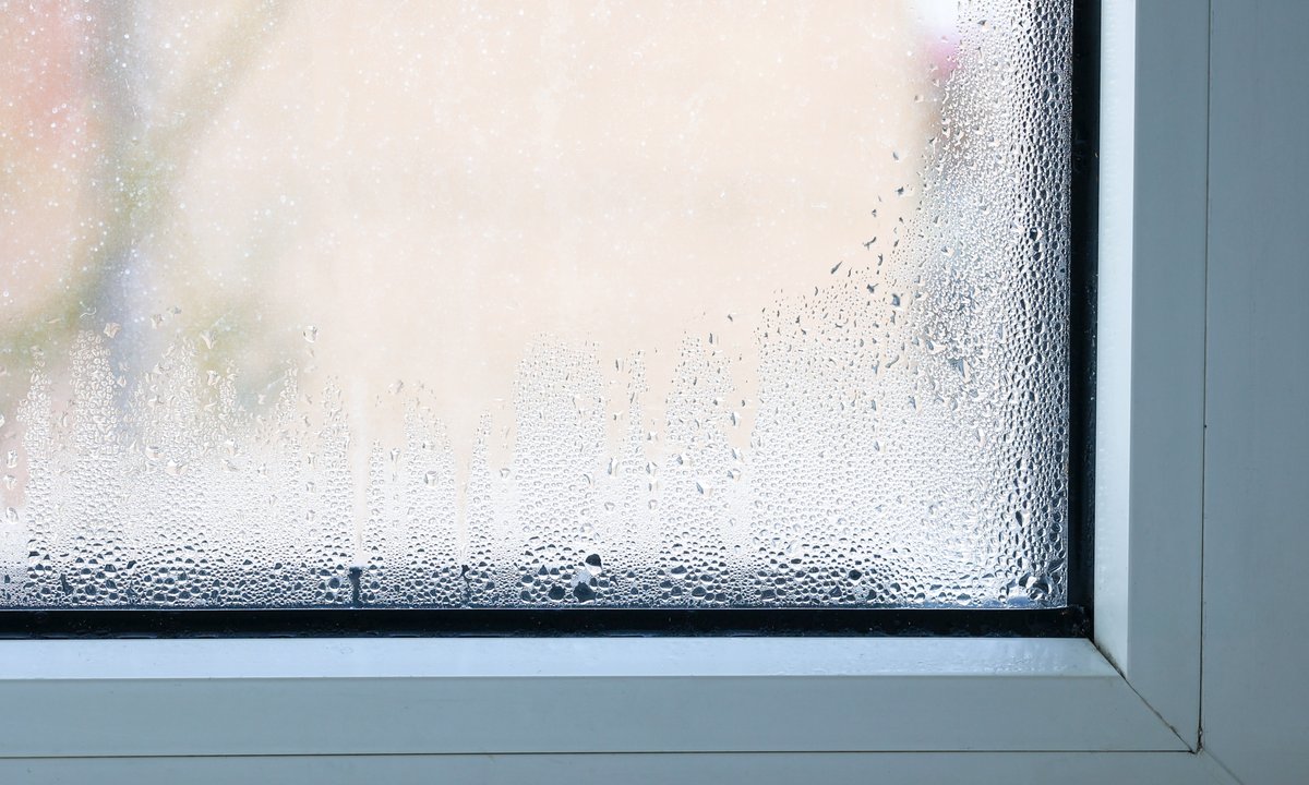 Skroplona woda na oknach to prawdziwa zmora. Mało kto wie, iż ten problem można łatwo rozwiązać