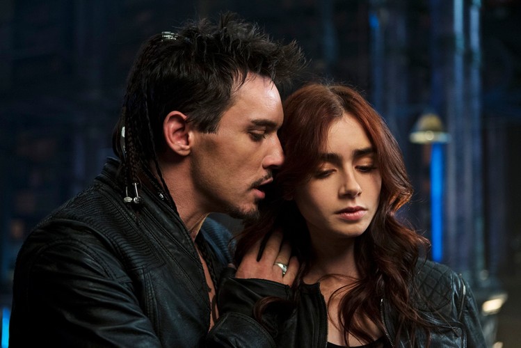 Jonathan Rhys Meyers i Lily Collins w filmie 'Dary Anioła: Miasto kości'