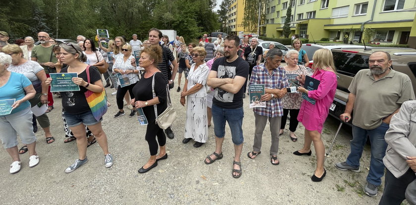 Mieszkańcy Kuźnik drżą o łąkę. "Nie chcemy tu drogi!"