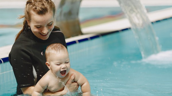 Pływanie nie tylko doskonale buduje odporność dzieci, ale także wspiera ich rozwój i oswaja je z wodą.