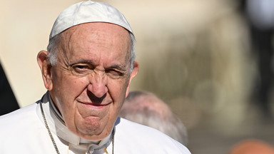 Papież strofuje włoskie duchowieństwo. "Czas skończyć z koronkami"