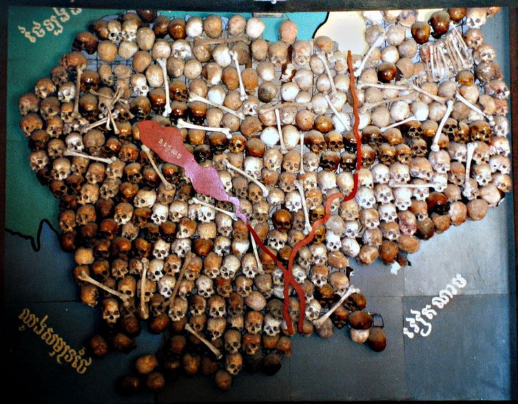 Mapa Kambodży wykonana z czaszek w Muzeum Ludobójstwa Tuol Sleng w Phnom Penh (fot. Donovan Govan, opublikowano na licencji Creative Commons Attribution-Share Alike 3.0 Unported)