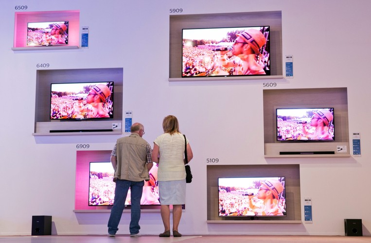 Targi elektroniki IFA w Berlinie. Stoisko z telewizorami marki Phillips.<br> <br>fot. EPA/JOERG CARSTENSEN Dostawca: PAP/EPA.