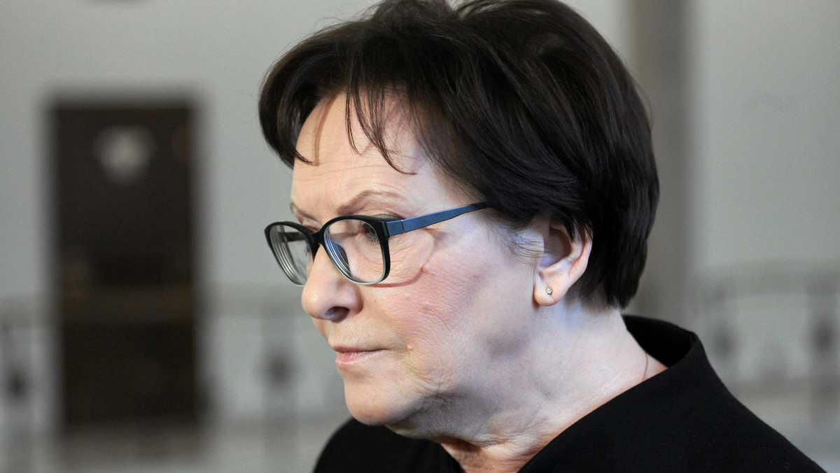 Była premier i minister zdrowia Ewa Kopacz jest dziś przesłuchiwana w charakterze świadka w śledztwie dotyczącym m.in. nieprzeprowadzenia sekcji zwłok ofiar katastrofy smoleńskiej - potwierdziła rzeczniczka Prokuratury Krajowej Ewa Bialik