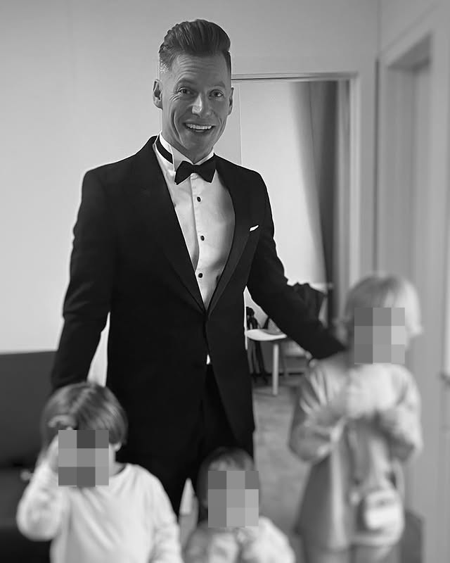 Spevák a moderátor Thomas Puskailer s deťmi. 