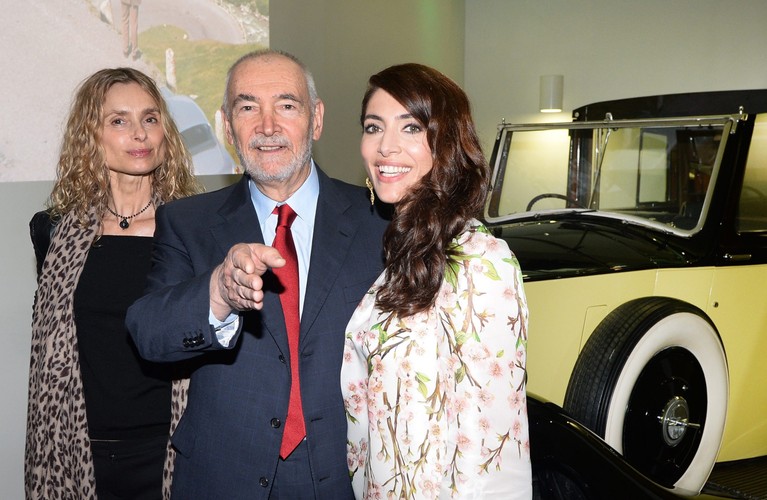 Maryam d'Abo, producent Michael G. Wilson i Caterina Murino oraz Rolls Royce Phantom III na wystawie 'Bond in Motion' w Londynie