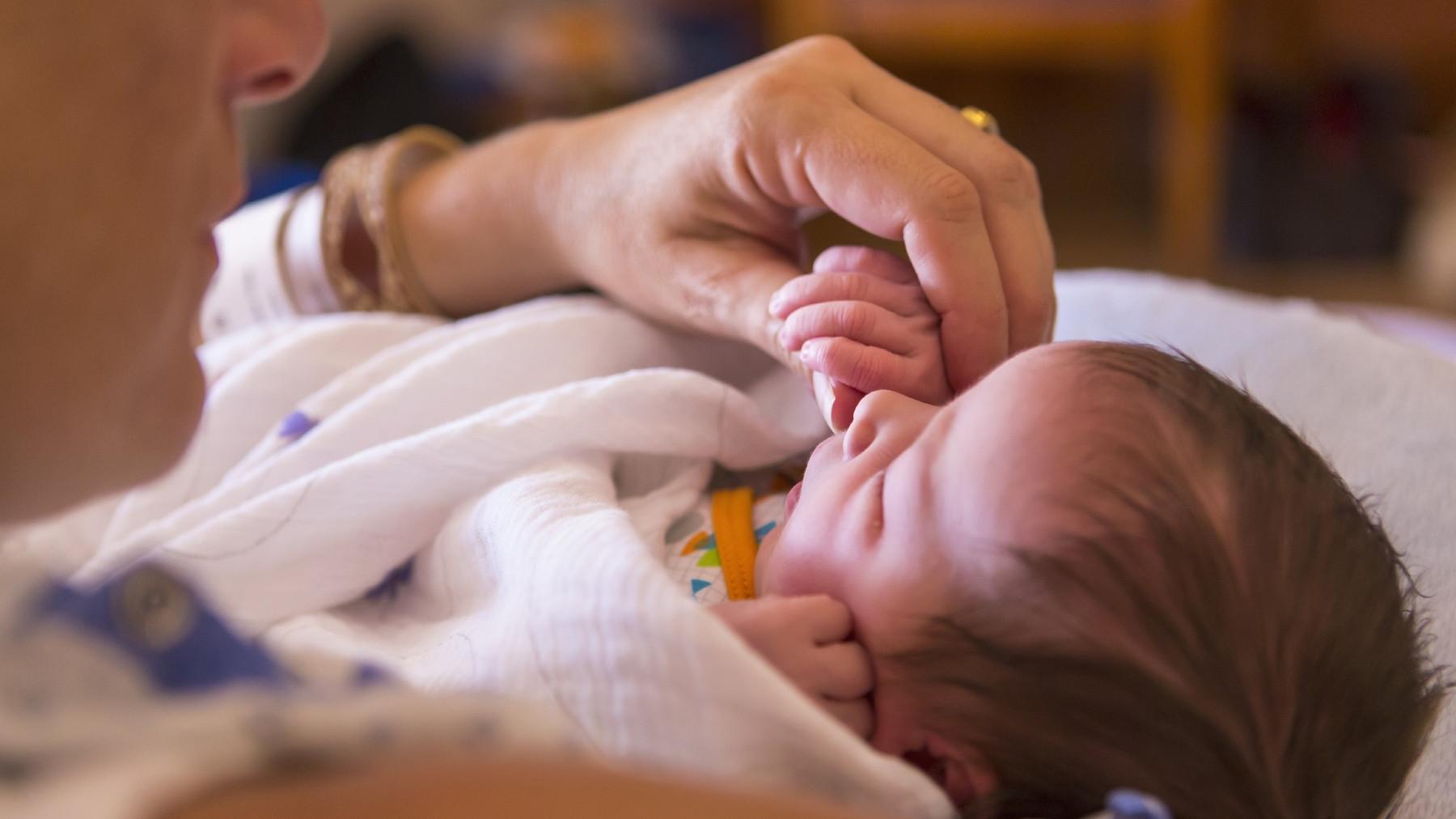 Ako sa rodí v pôrodnici v Považskej Bystrici? Ilustraná fotografia - novorodeniatko