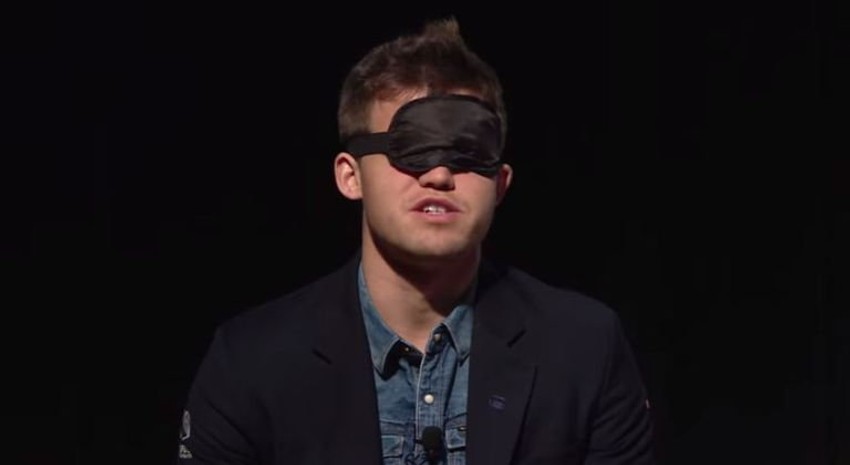 Magnus sa povezom preko očiju