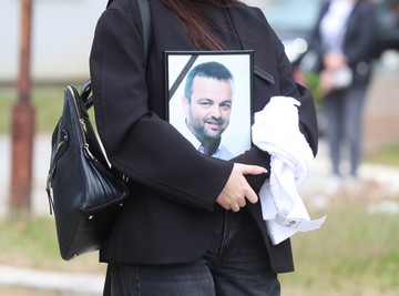 SAHRANJEN SAŠA KATANČIĆ: Brojne kolege ispratile pevača na večni počinak, supruga i deca neutešni - JECAJI NA BEŽANIJSKOM GROBLJU