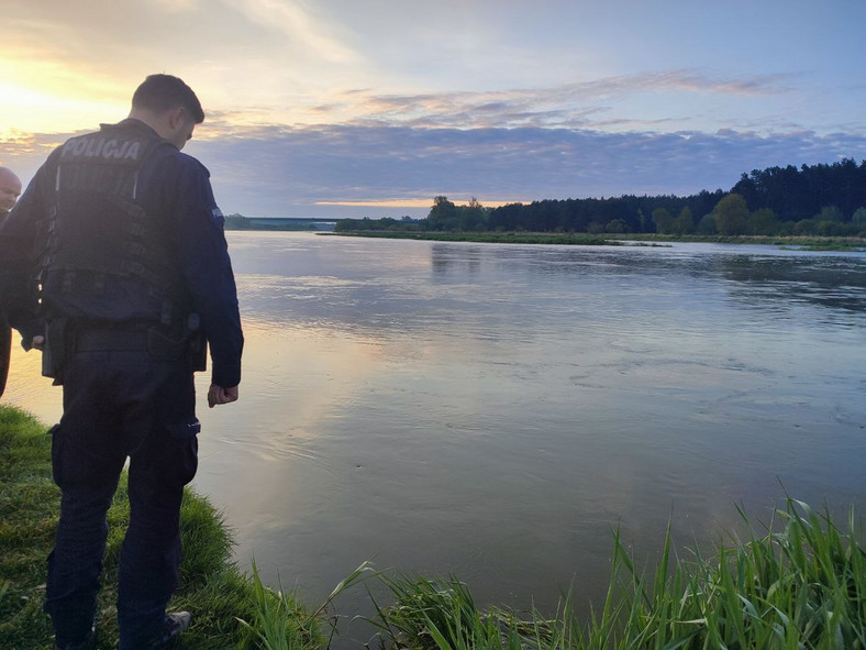 Pili alkohol nad rzeką. Ich auto zjechało z nimi do wody 