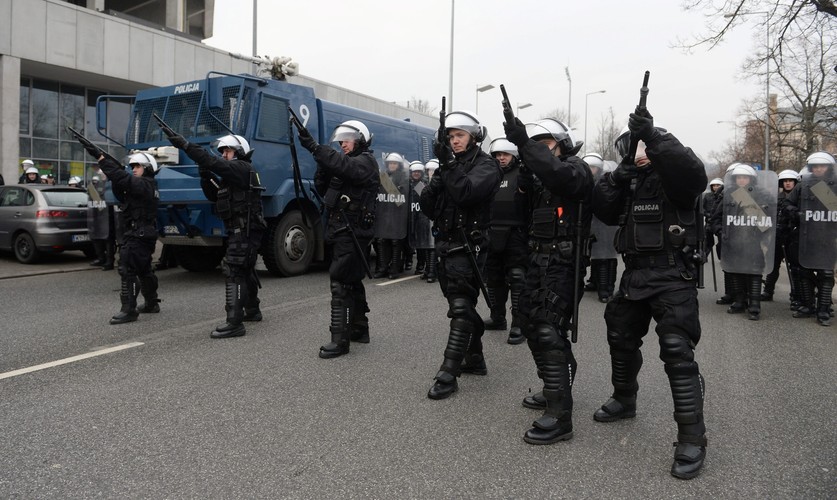 Ćwiczenia policyjnych odziałów prewencji na ul. Łazienkowskiej przy stadionie Legii Warszawa