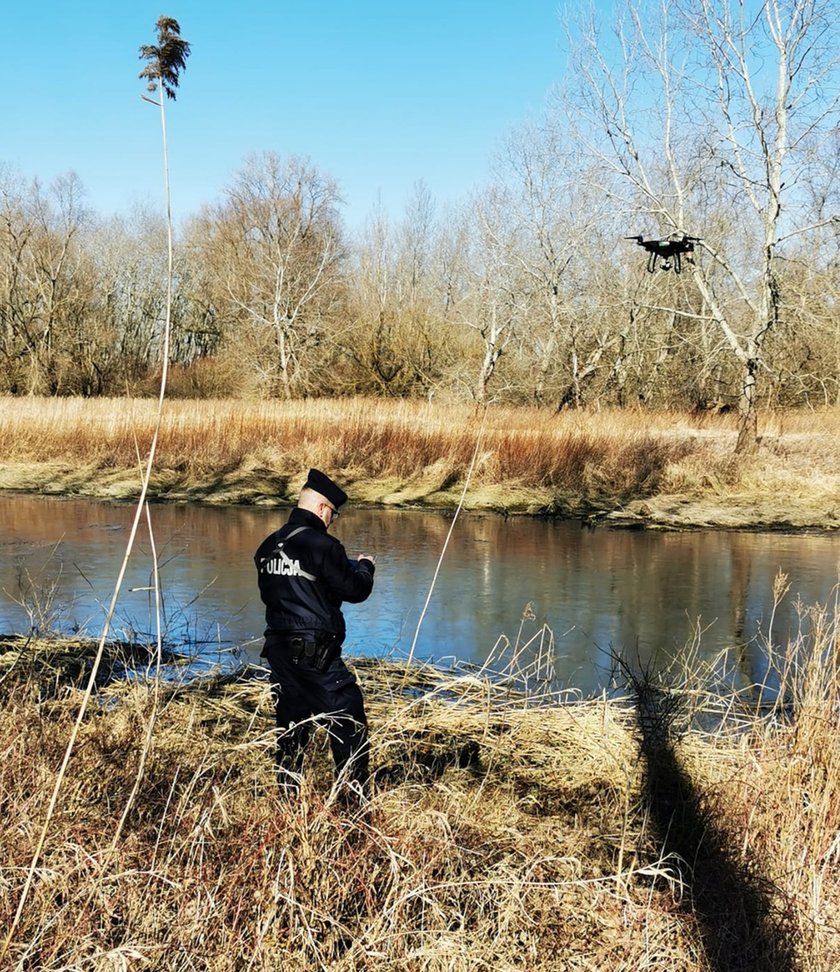 Kilkudziesięciu policjantów, dron, psy tropiące. To kolejny dzień poszukiwań Radosława Kolasińskiego z Płocka po zabójstwie trójki chłopców 