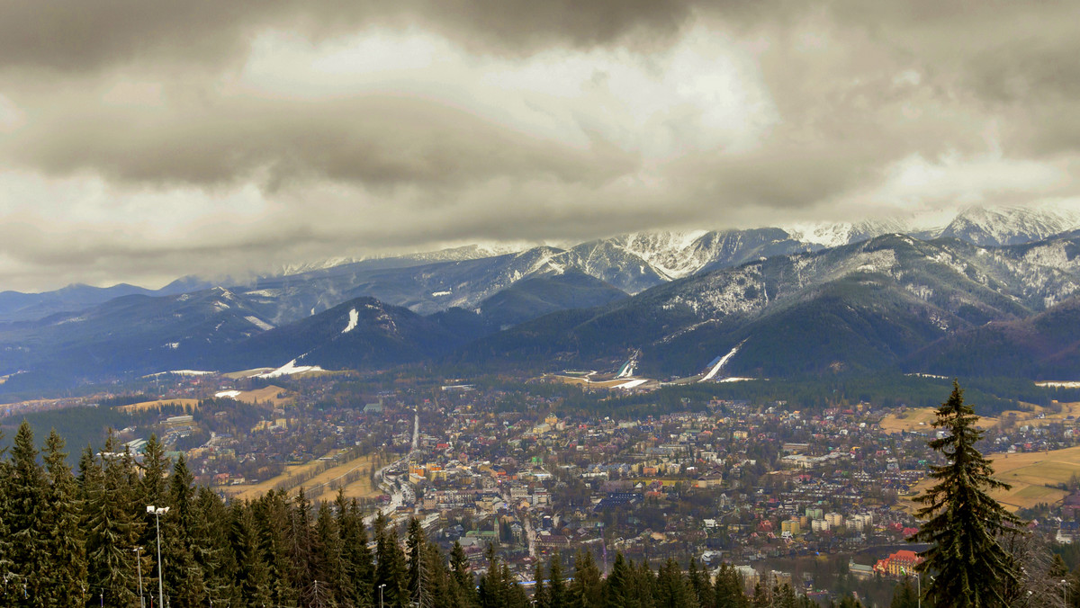 Do 130 tys. turystów przywita nowy rok pod Tatrami. Od dziś spodziewany jest najazd sylwestrowiczów na Zakopane, gdzie brakuje już miejsc noclegowych.