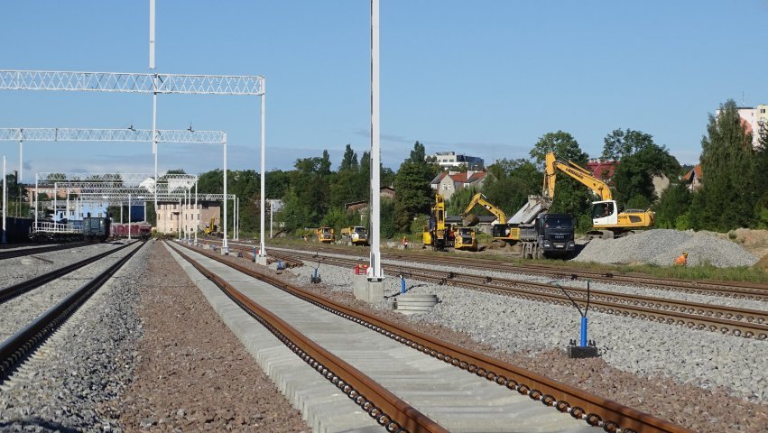 Olsztyn Główny – obok przejeżdżających pociągów powstaje nowa stacja [NOWE ZDJĘCIA]