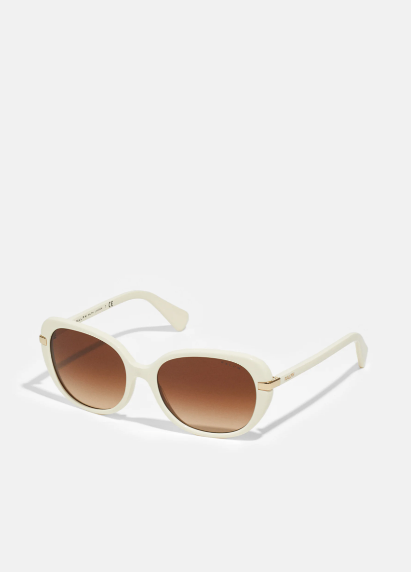 Lunettes de soleil rondes de Ralph Lauren, 125 francs, chez Zalando. 