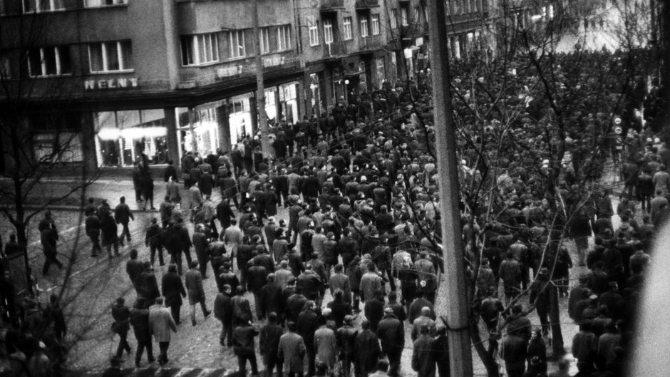 Gdynia, 17 grudnia 1970 r. W kierunku centrum przechodzi pochód, demonstranci niosą na drzwiach zwłoki Zbigniewa Godlewskiego