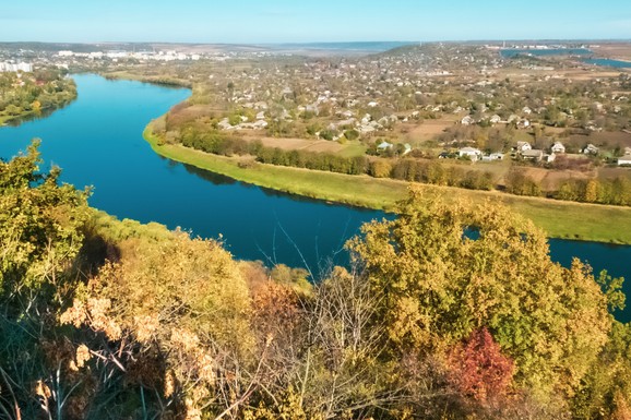 OVA EVROPSKA ZEMLJA NA PRAGU EKOLOŠKE KATASTROFE! Tone nafte iz Ukrajine zatrovale važnu reku: Vojska hitno izašla na teren, gradovima isključuju pijaću vodu