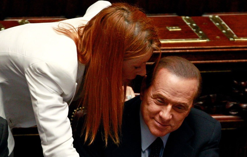 Berluskoni deluje zadovoljno na ono što mu ministarka šapuće