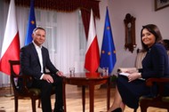 Prezydent RP Andrzej Duda (L) podczas wywiadu, przeprowadzanego przez dziennikarkę Telewizji Polskiej Danutę Holecką 